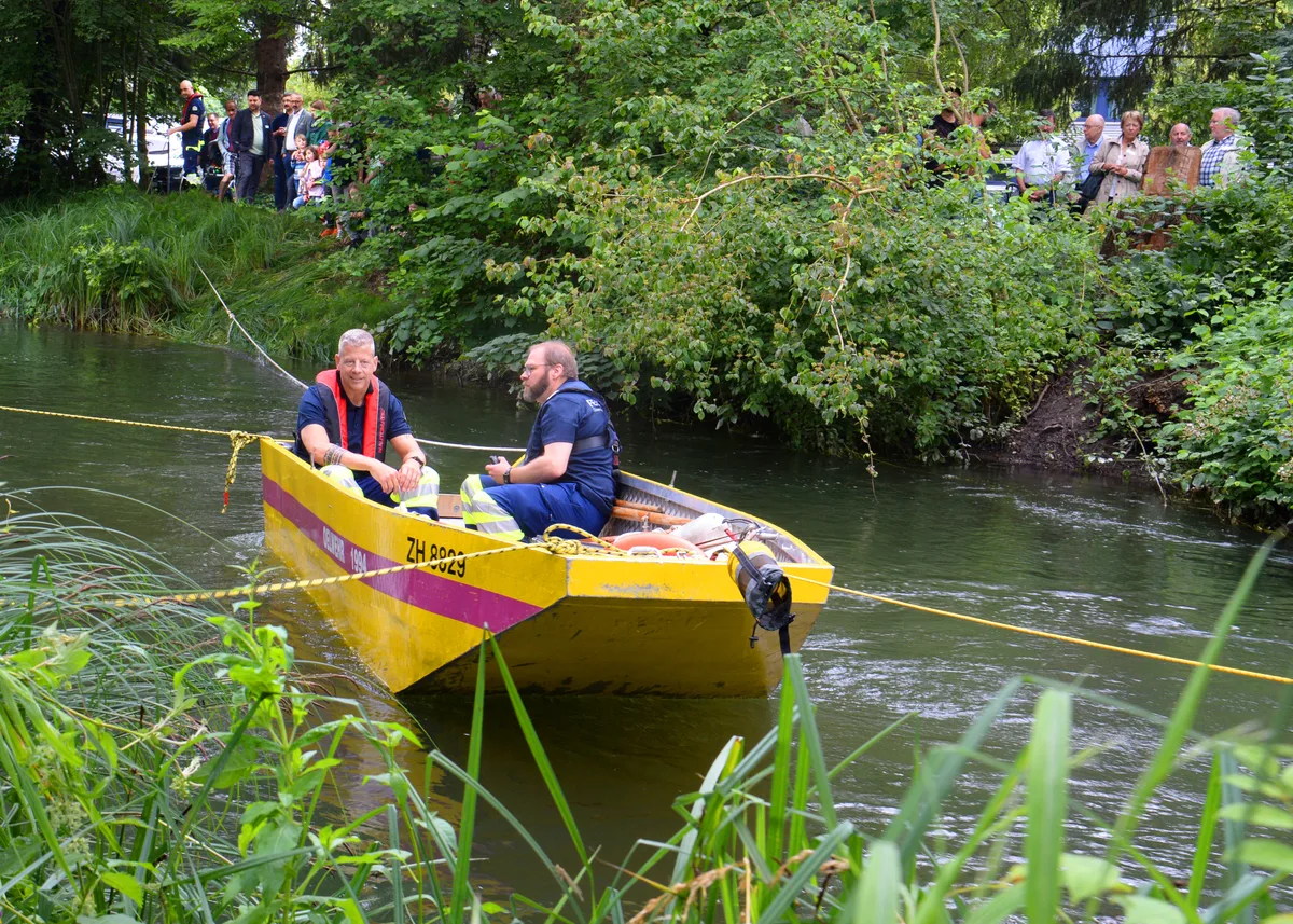 Zwei Männer in einem Boot auf einem Fluss. 
